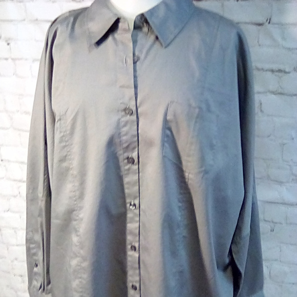 Motto Tops - Motto size 1X gray thigh length button shirt Motto Tops - Motto size 1X gray thigh length button shirt